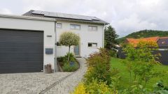 Ahnatal, neu gebautes Niedrig-Energie-Wohnhaus mit Garten, vollmöbliert, 2 Garagen