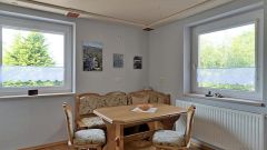 Glauchau, preiswerte möblierte 2-Zimmer-Wohnung mit Wohnküche und überdachter Terrasse, WLAN inkl.