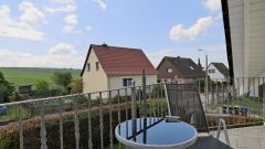 Schwerborn, neu möblierte Wohnung mit Balkon in freistehendem Wohnhaus