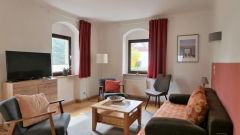 Meißen, preiswertes möbliertes Wohnhaus mit zwei Bädern und Garten, PKW-Stellplätze möglich