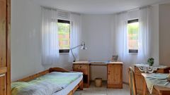 Rothenstein, preiswertes möbliertes Souterrain-Apartment an Wochenendheimfahrer, Freisitz