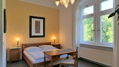 Kleinzschachwitz, möbliertes Apartment mit großem Balkon in der Therese-Malten-Villa an der Elbe.