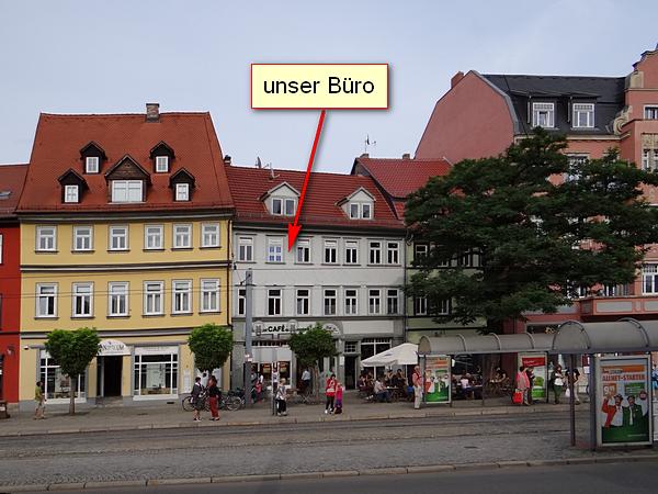 Blick auf unser Büro, rechts die Haltestellen der Straßenbahn